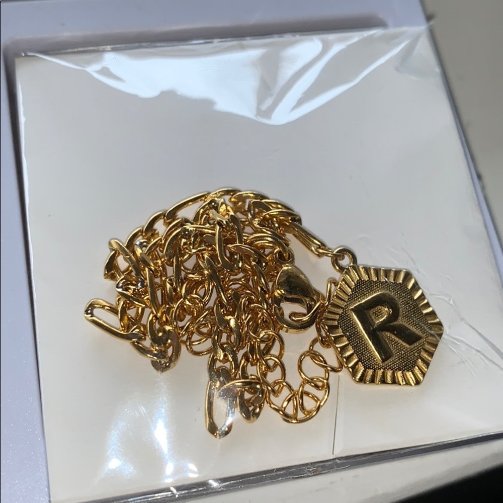 Golden chain link “R” Anlket